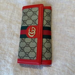 GG wallet with red trim